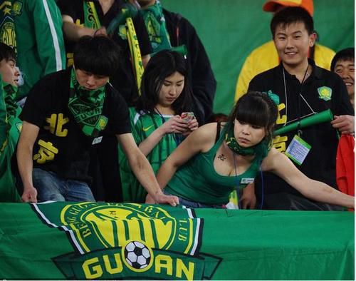 足球报：申花队会帮助蒋圣龙留洋 巴索戈、晏新力的合同年底到期据《足球报》报道，申花队会帮助蒋圣龙留洋，巴索戈、晏新力的合同年底到期。